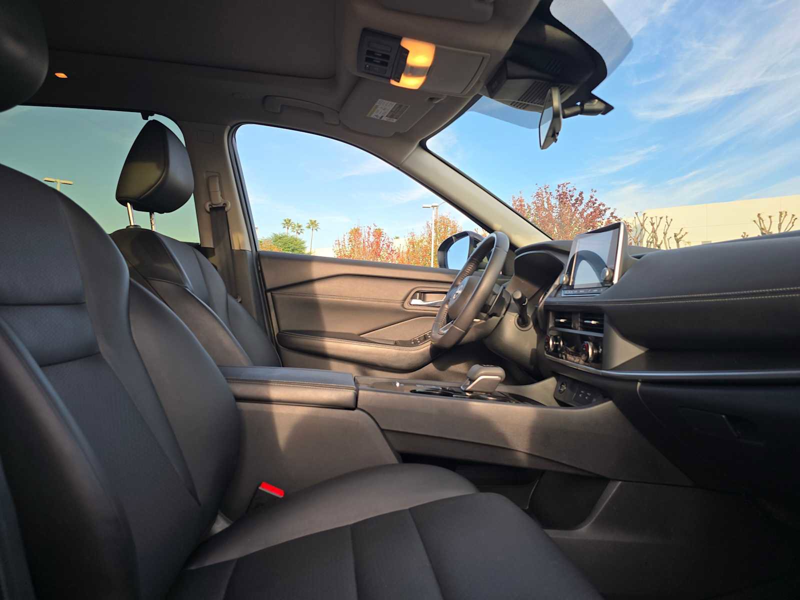 Used 2024 Nissan Rogue SV w/ SV Premium Package image 11