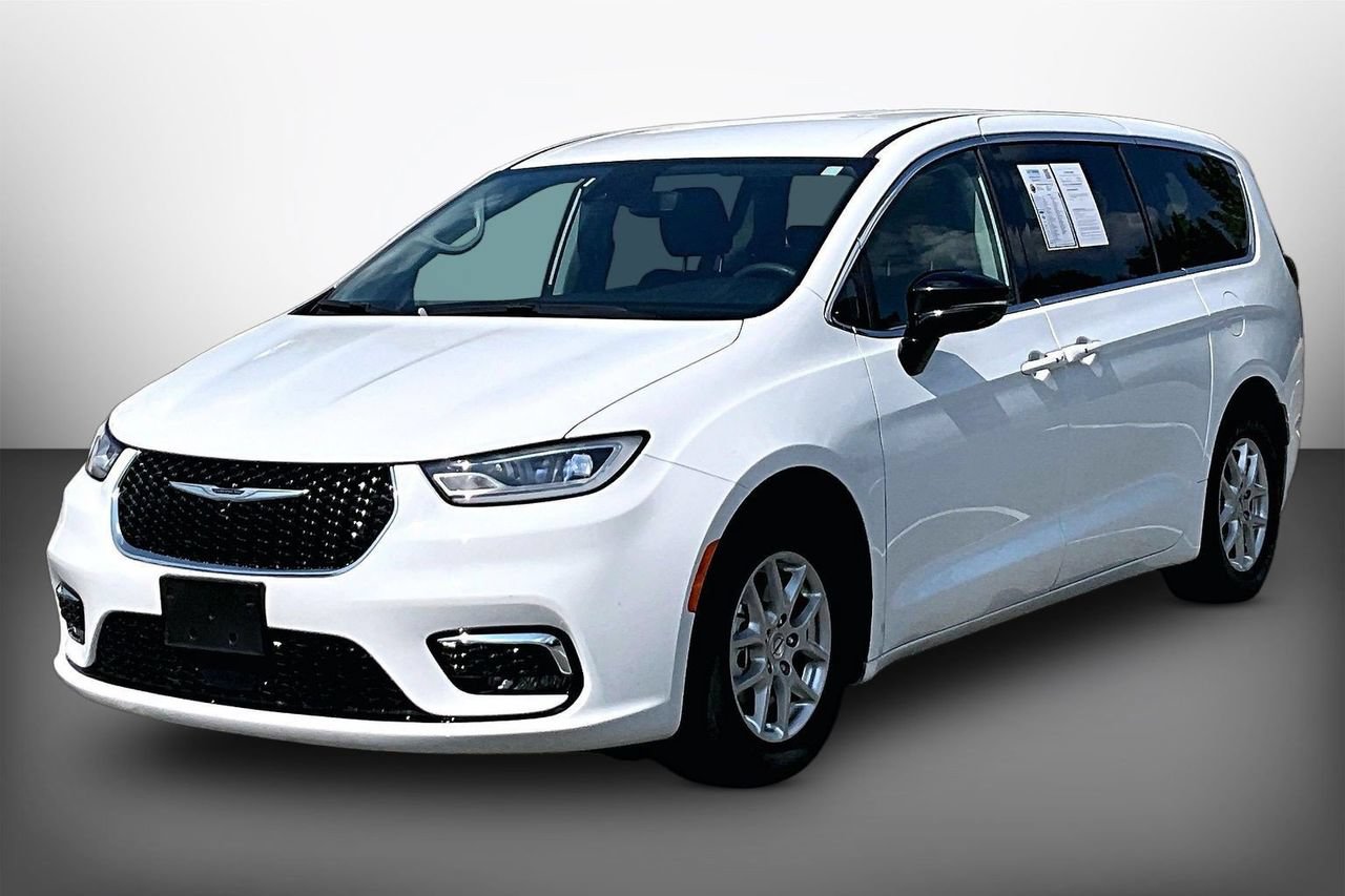 Used 2024 Chrysler Pacifica Touring-L FWD image 4