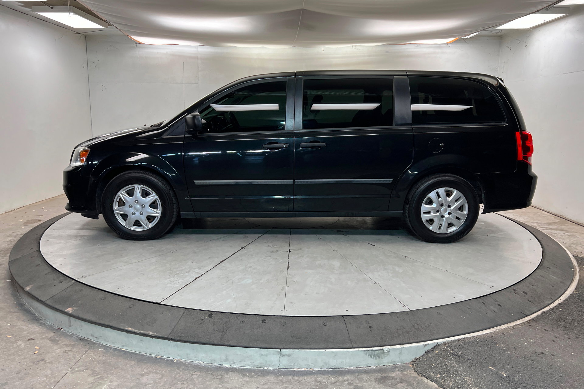Used 2014 Dodge Grand Caravan American Value Package w/ UConnect Hands-Free Group image 2
