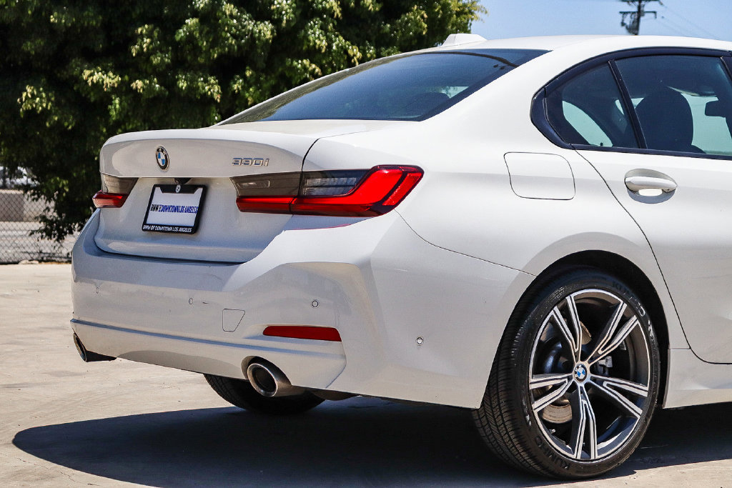 Used 2023 BMW 330i Sedan w/ Parking Assistance Package RWD image 11