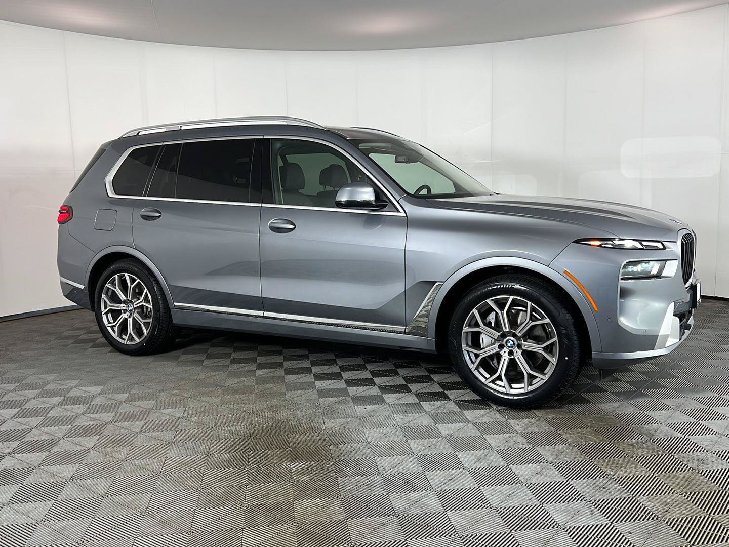 Certified 2024 BMW X7 xDrive40i w/ Premium Package AWD/4WD image 3