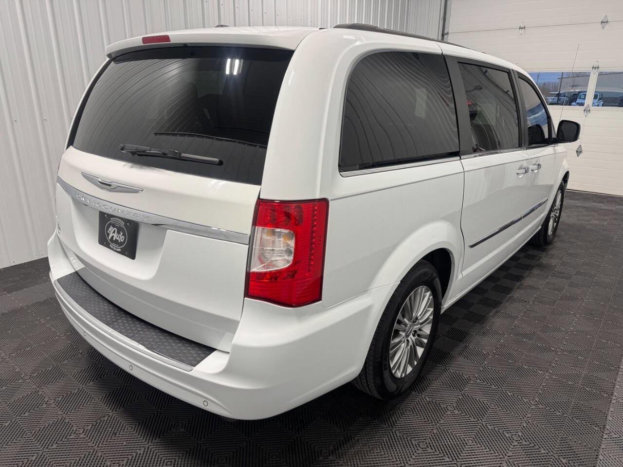 Used 2015 Chrysler Town & Country Touring-L w/ Driver Convenience Group image 3