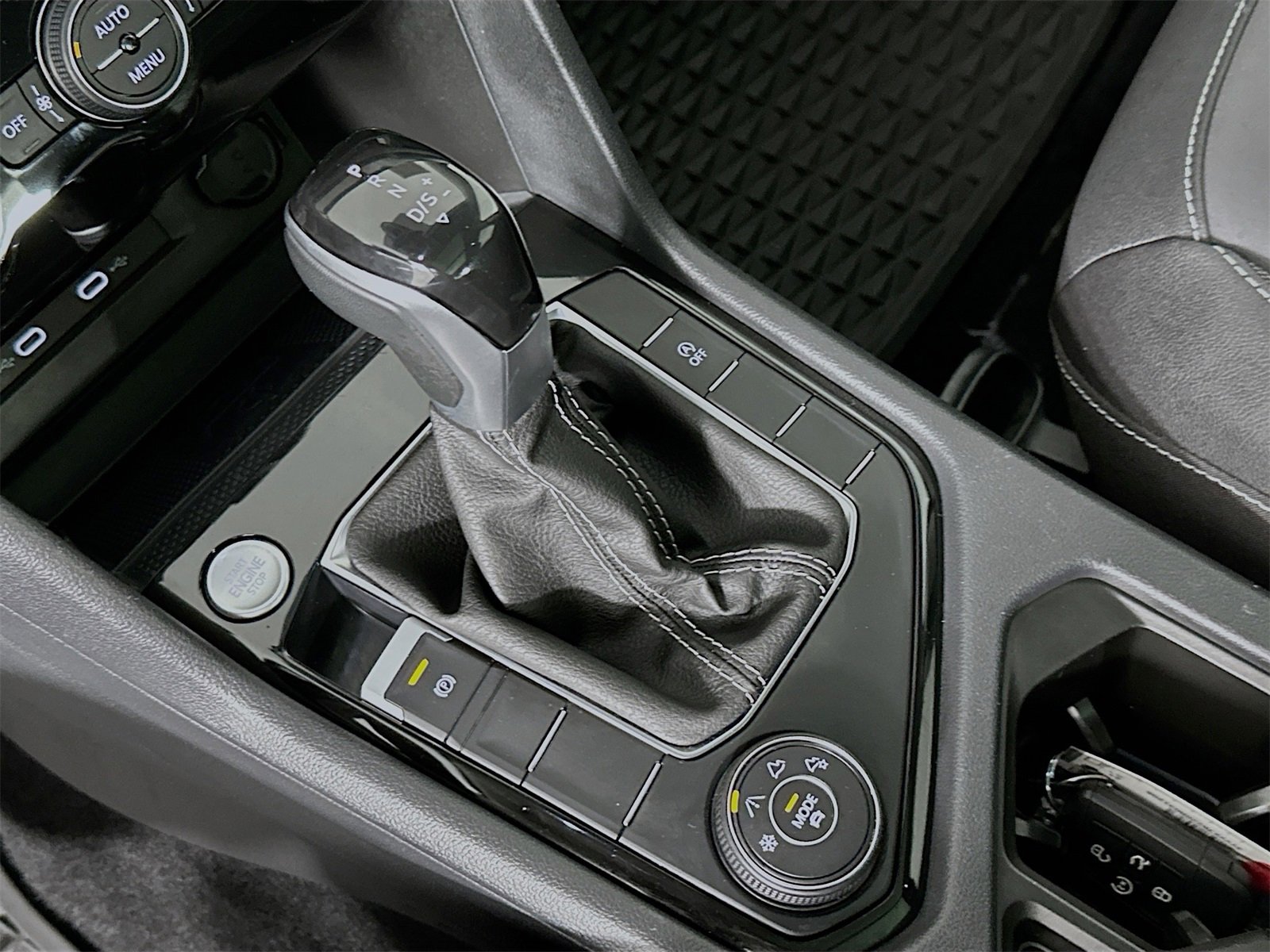 Used 2024 Volkswagen Taos SE w/ Panoramic Sunroof Package image 17