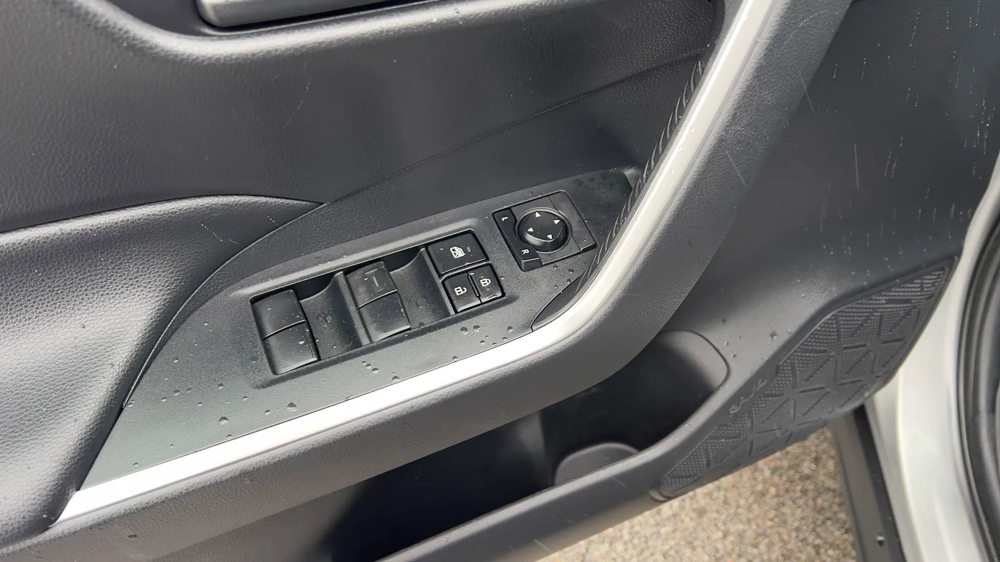 Used 2019 Toyota RAV4 LE w/ Carpet Mat Package image 15