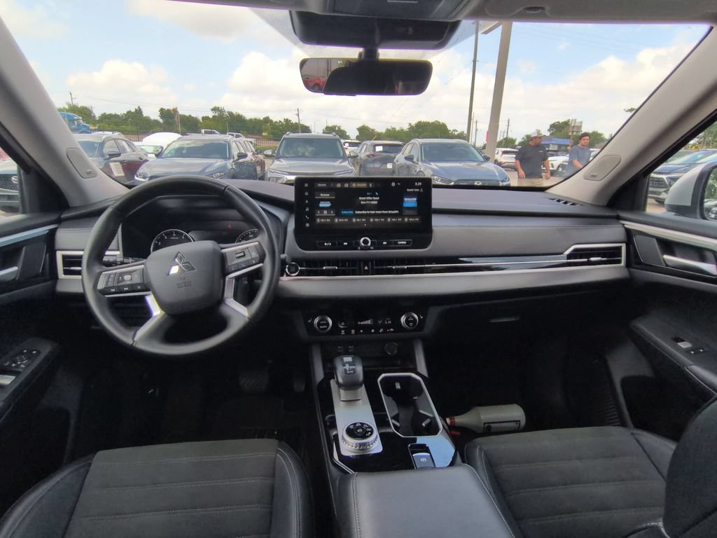 Used 2025 Mitsubishi Outlander SE FWD image 26