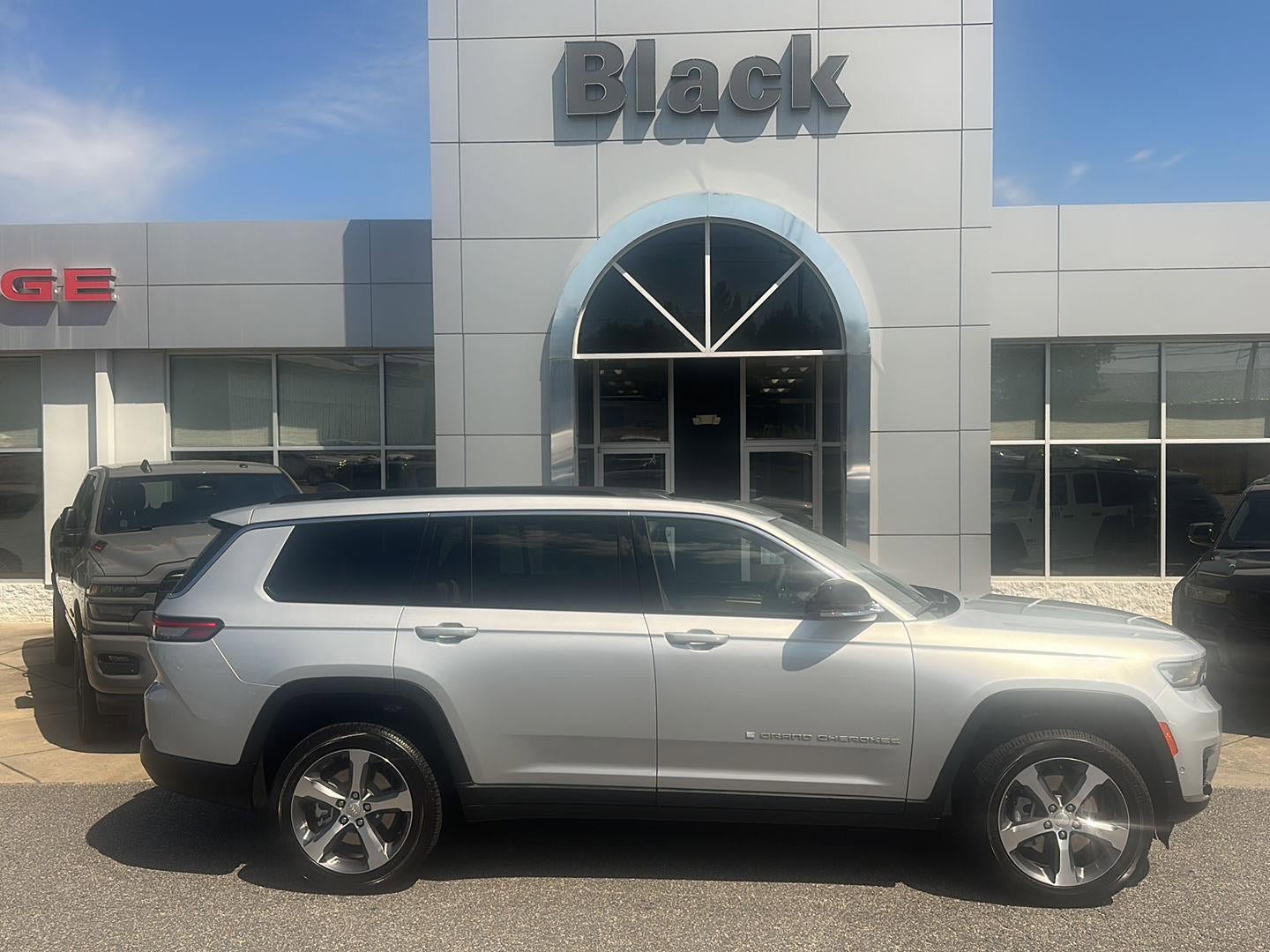 New 2025 Jeep Grand Cherokee L Limited w/ Luxury Tech Group II AWD/4WD image 3