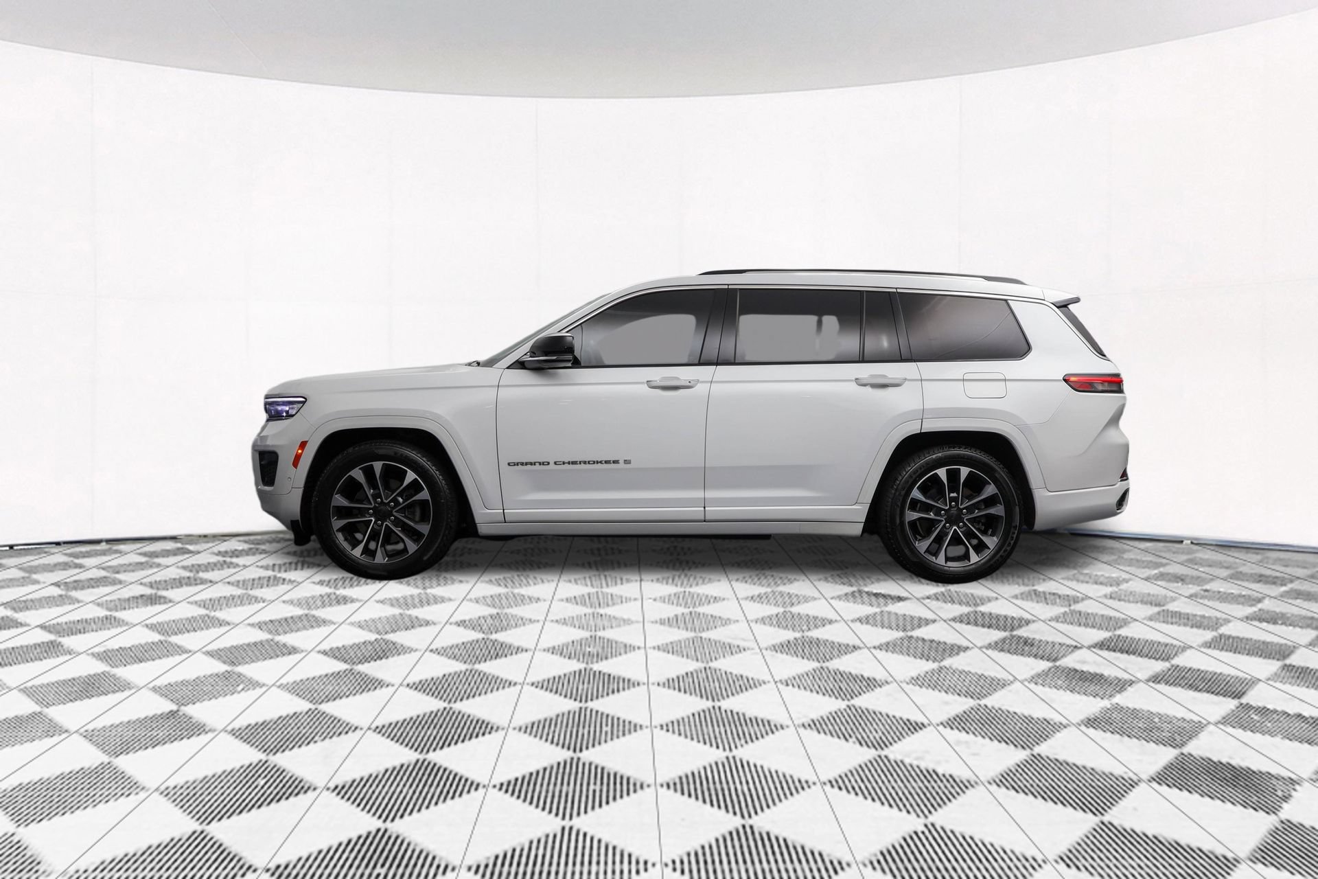 Used 2021 Jeep Grand Cherokee L Overland w/ Luxury Tech Group IV AWD/4WD image 43