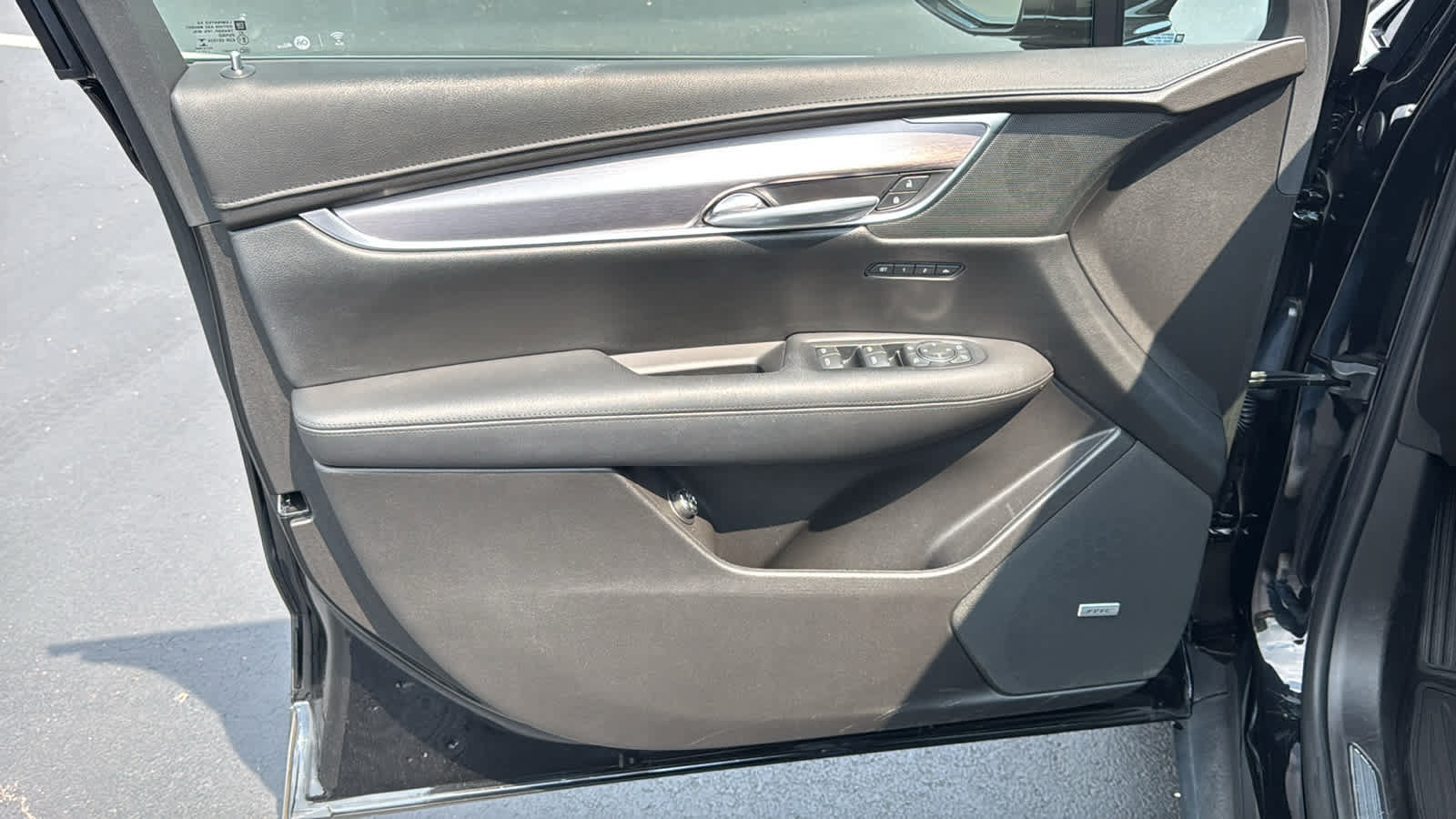 Certified 2018 Cadillac XT5 Luxury w/ Driver Awareness Package FWD image 6