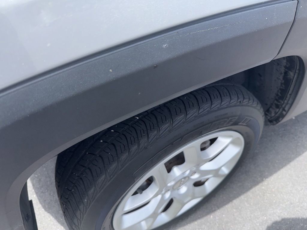 Used 2018 Jeep Renegade Latitude w/ Popular Equipment Group image 9