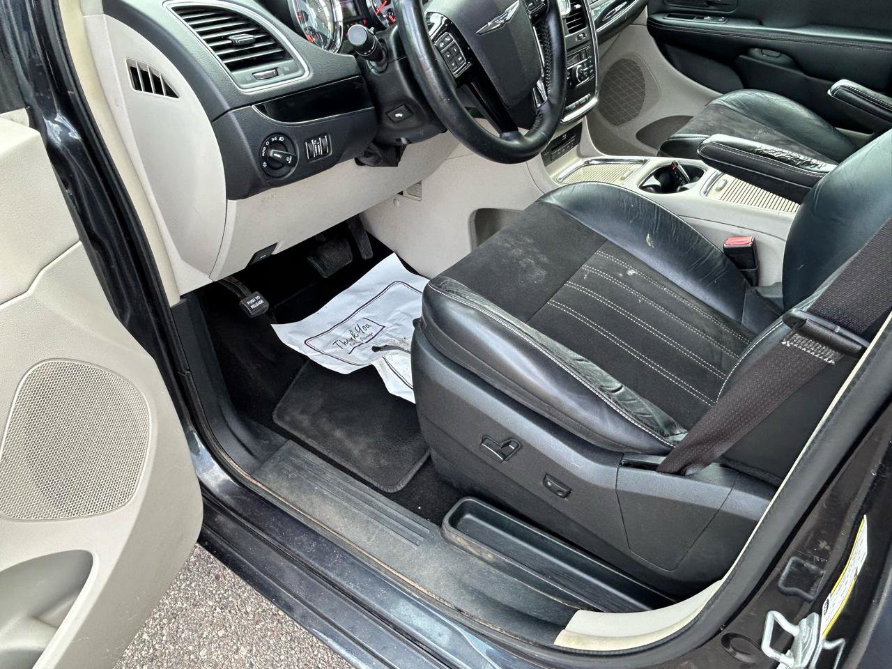 Used 2014 Chrysler Town & Country Touring-L FWD image 10