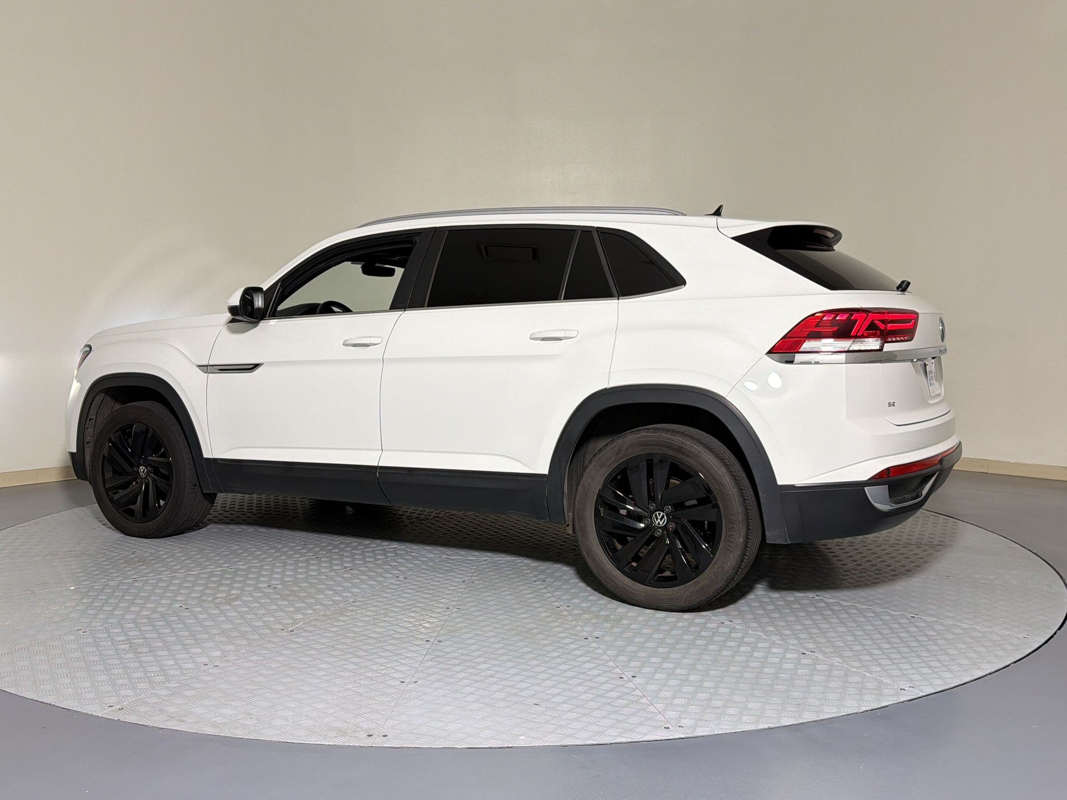 Used 2022 Volkswagen Atlas Cross Sport SE w/ Panoramic Sunroof Package AWD/4WD image 3