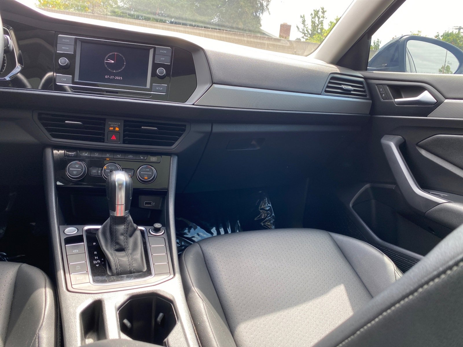 Used 2019 Volkswagen Jetta SE w/ Cold Weather Package image 17