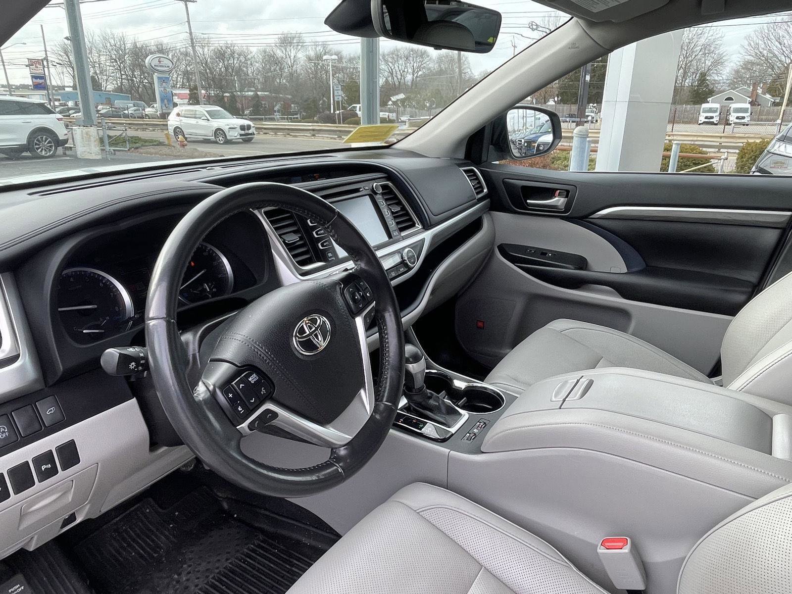 Used 2019 Toyota Highlander Limited image 10