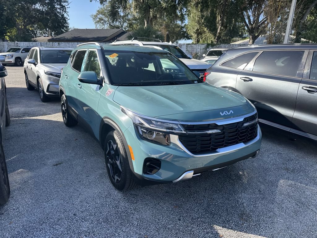 Certified 2025 Kia Seltos EX w/ EX Sunroof Package AWD/4WD image 3