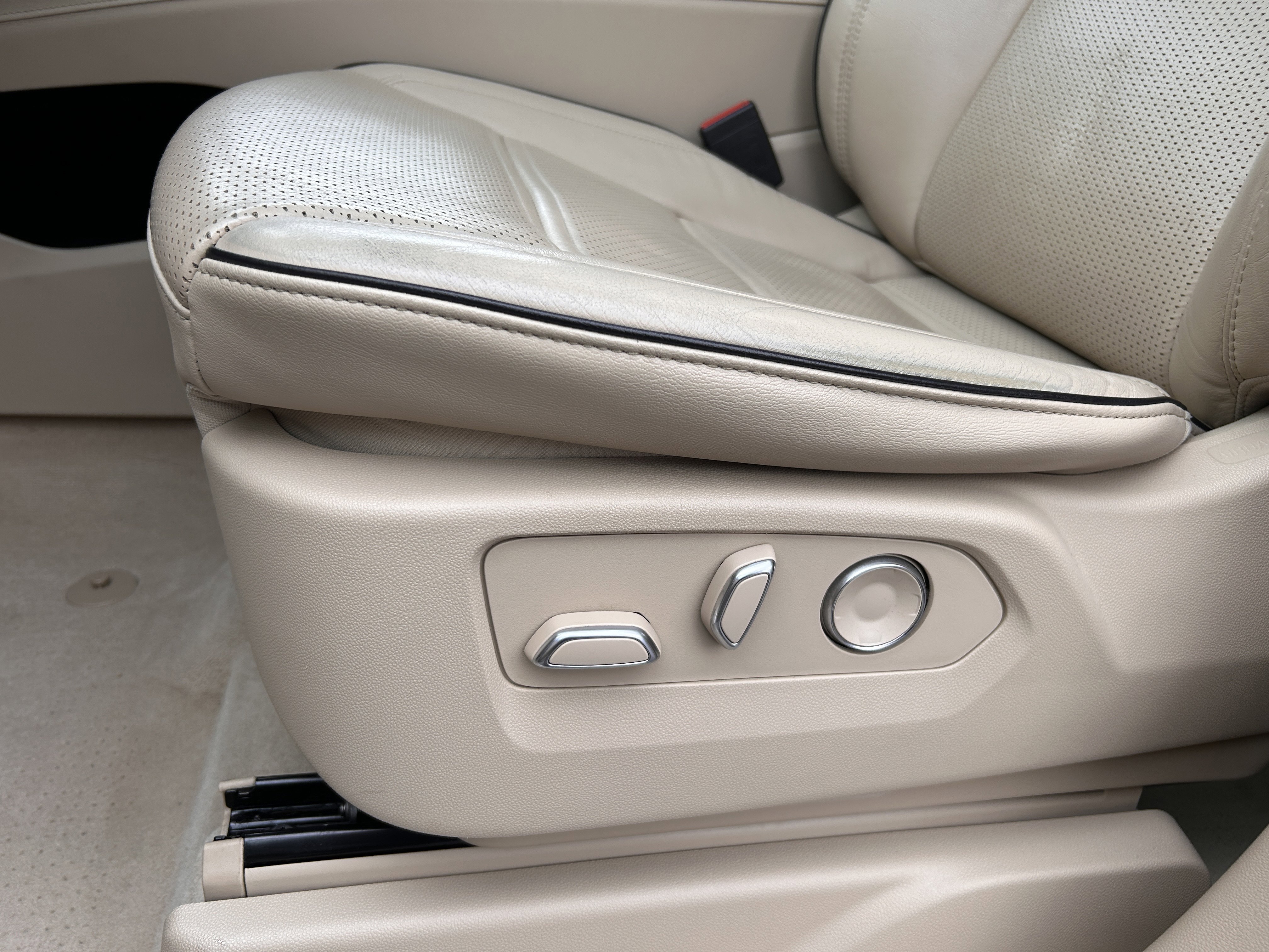 Used 2021 Cadillac Escalade Premium Luxury image 25