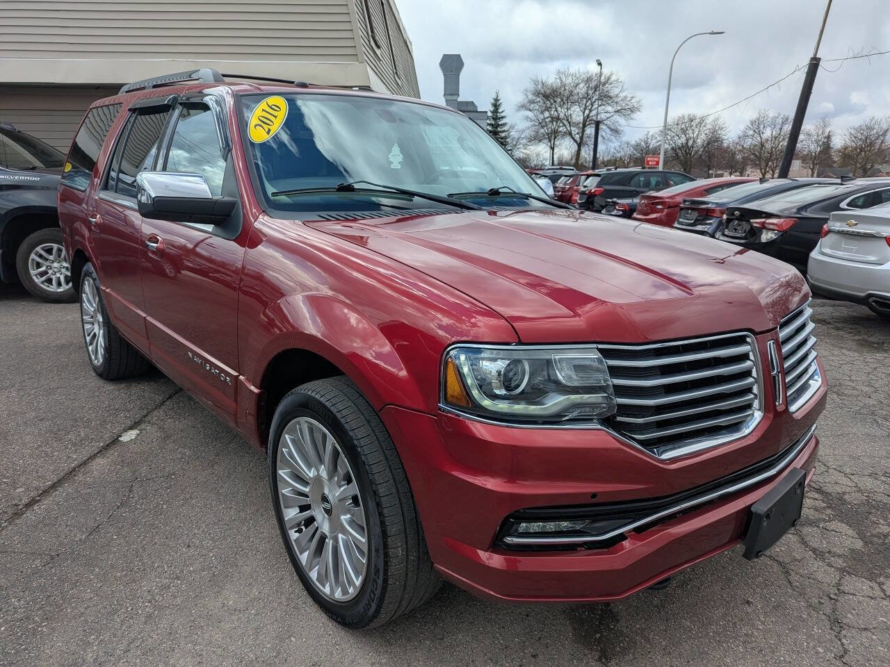 Used 2016 Lincoln Navigator Select image 1