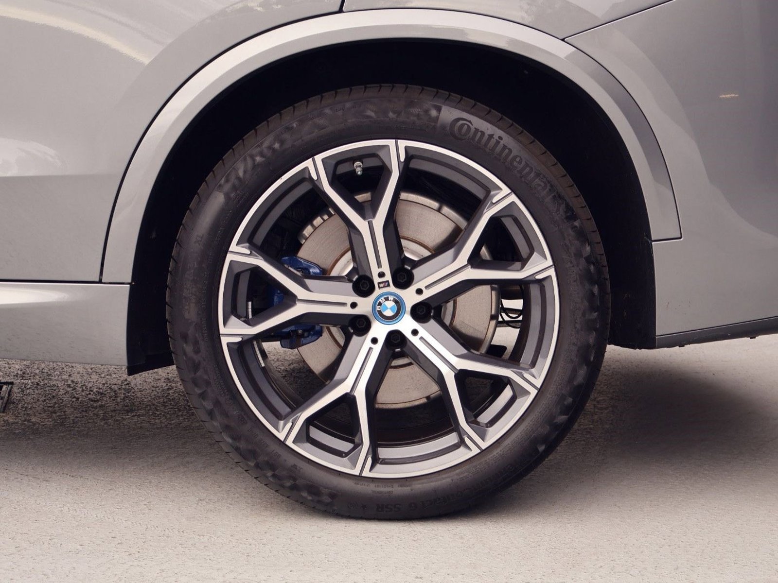 Used 2025 BMW X5 xDrive50e w/ Executive Package image 27