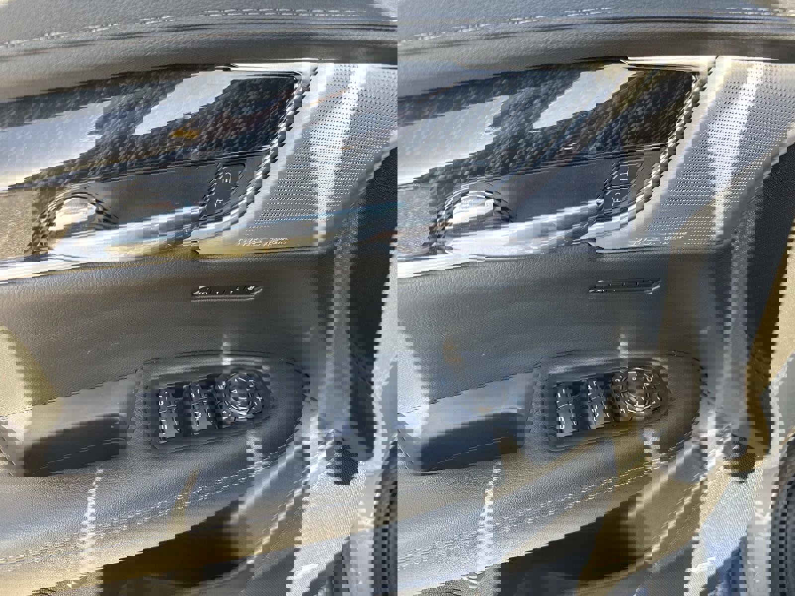 Certified 2025 Cadillac XT6 Premium Luxury image 21