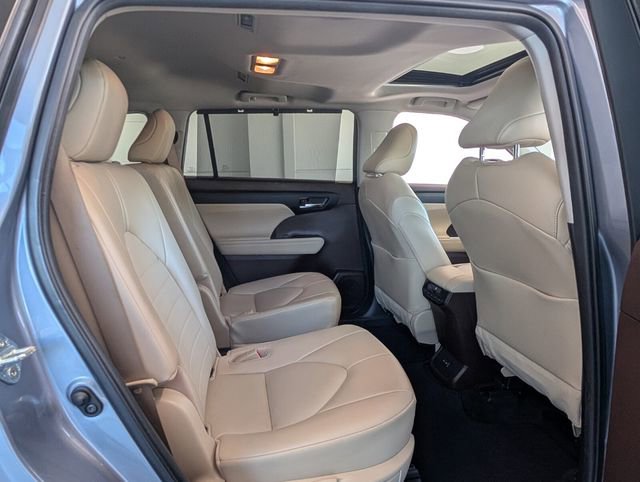 Used 2022 Toyota Highlander XLE FWD image 12