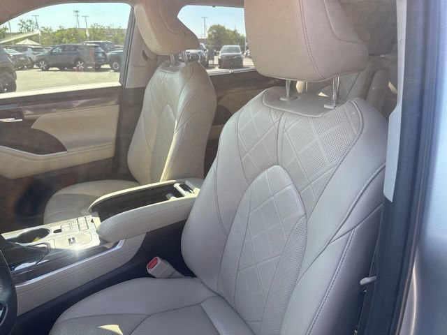 Used 2020 Toyota Highlander Platinum FWD image 26
