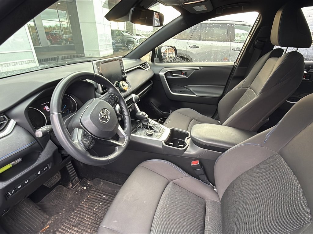 Used 2022 Toyota RAV4 SE image 2