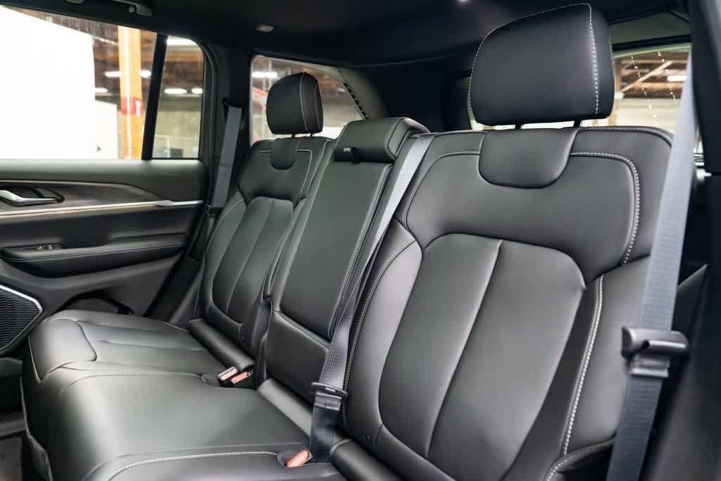 New 2026 Jeep Grand Cherokee Limited w/ Limited Altitude Package AWD/4WD image 28