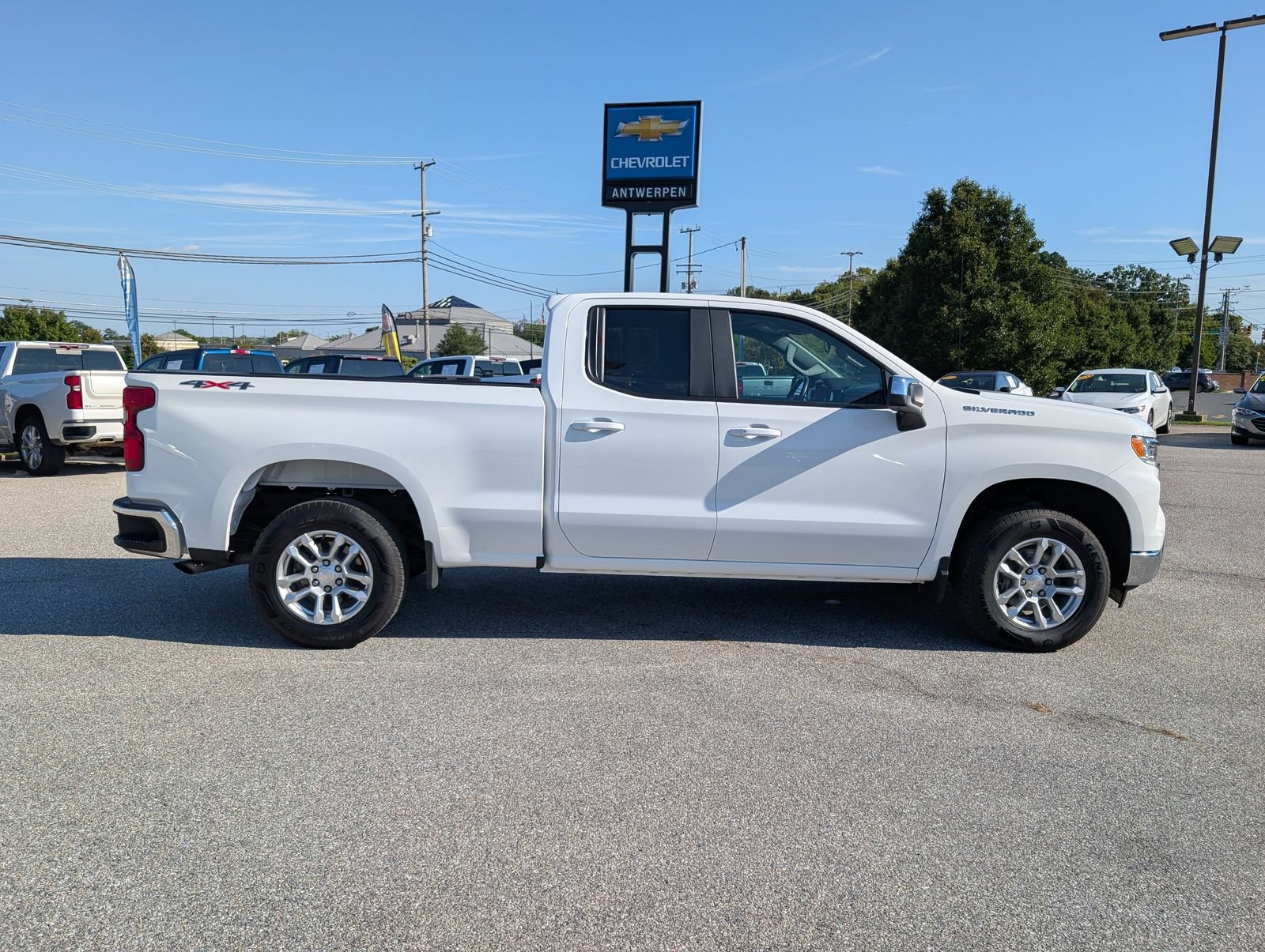 Used 2024 Chevrolet Silverado 1500 LT AWD/4WD image 2