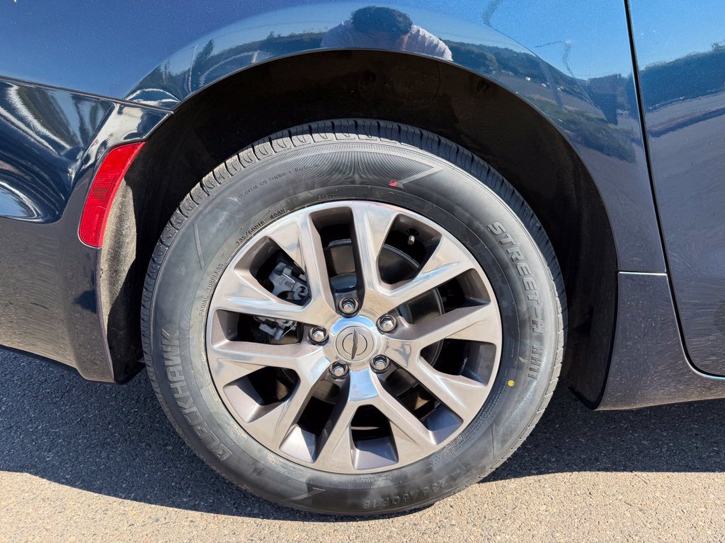 Used 2023 Chrysler Pacifica Pinnacle FWD image 9
