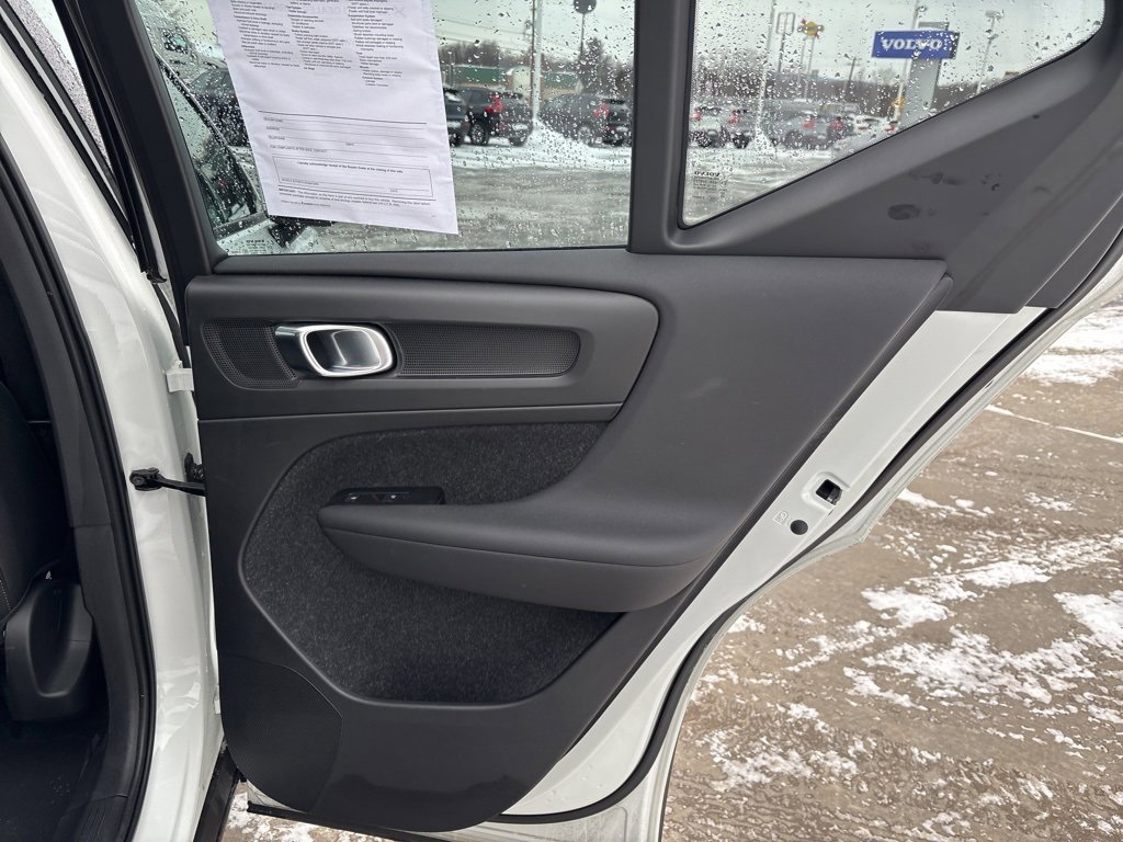 Used 2021 Volvo XC40 T5 Momentum w/ Premium Package image 38