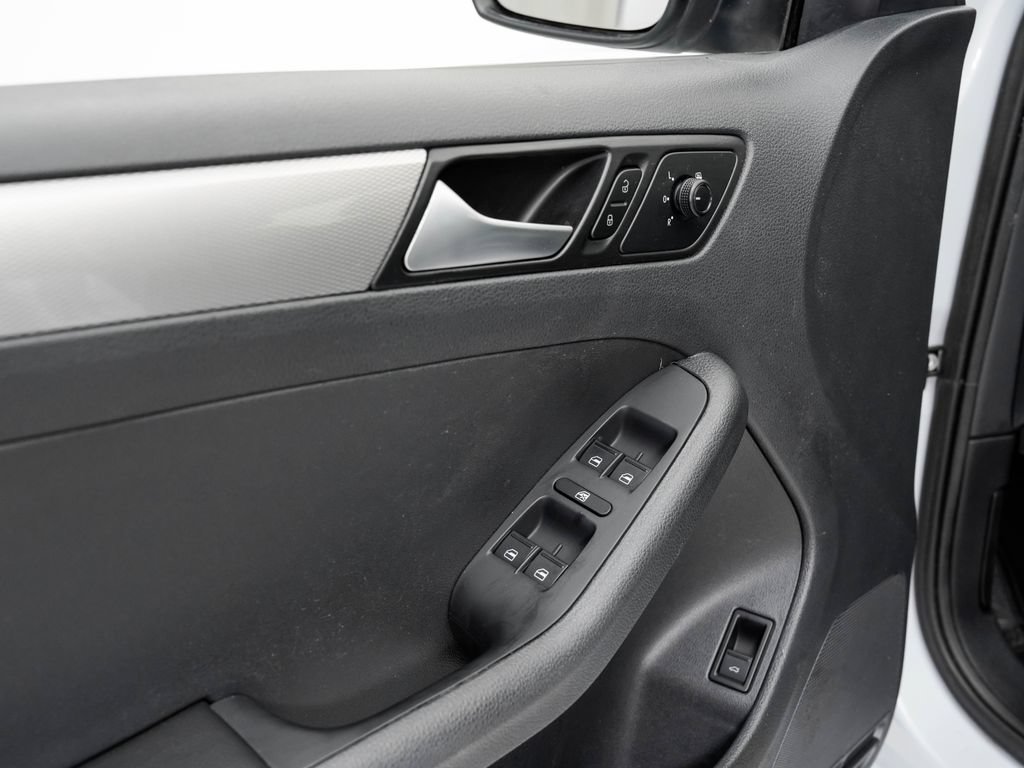 Used 2017 Volkswagen Jetta S w/ Jetta S Cold Weather Package FWD image 9