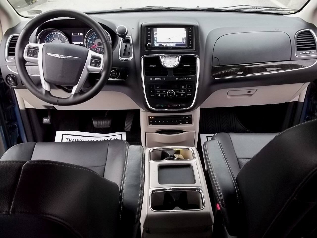 Used 2012 Chrysler Town & Country Touring-L w/ Entertainment Group #2 FWD image 10