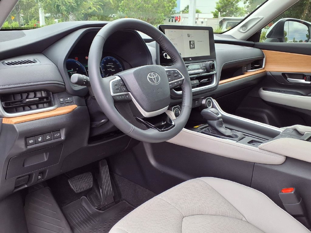 Used 2026 Toyota Grand Highlander AWD Hybrid image 25