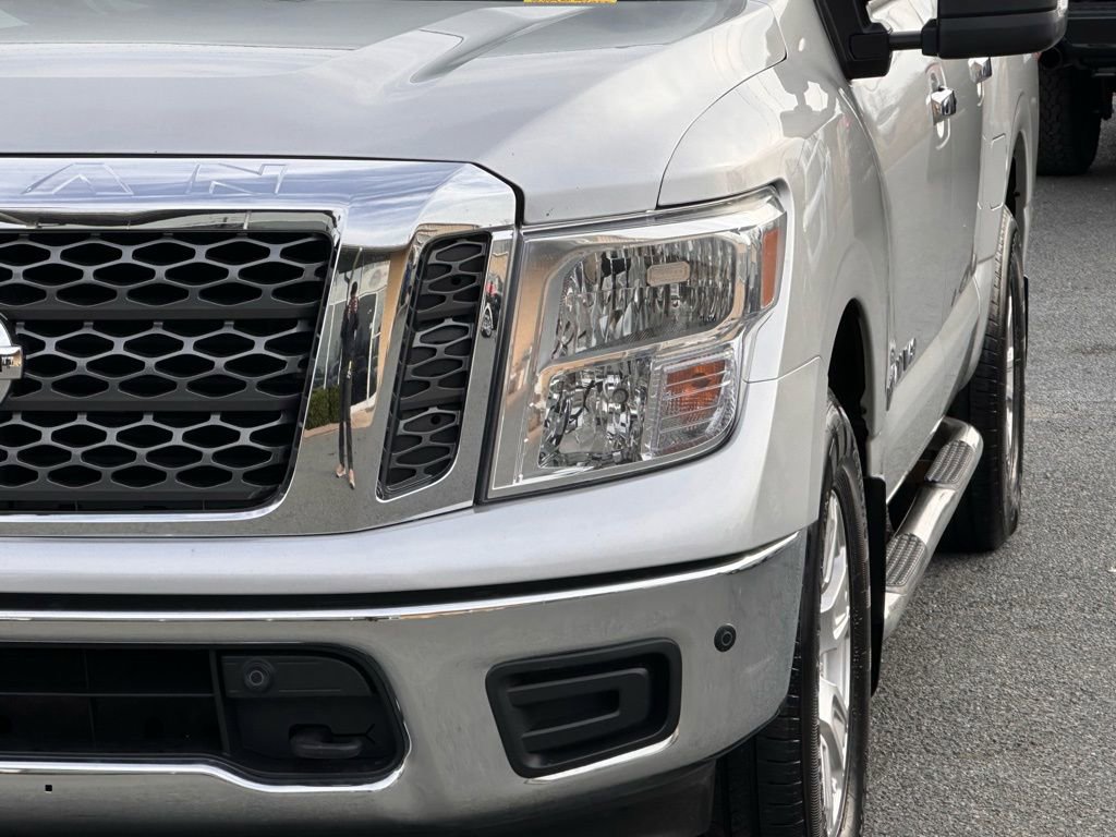 Used 2018 Nissan Titan SV w/ SV Convenience Package image 43