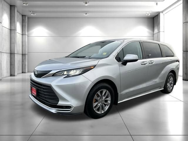 Used 2021 Toyota Sienna XLE image 3