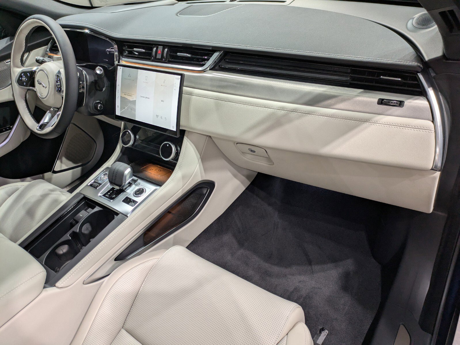 New 2026 Jaguar F-PACE R-Dynamic S image 26