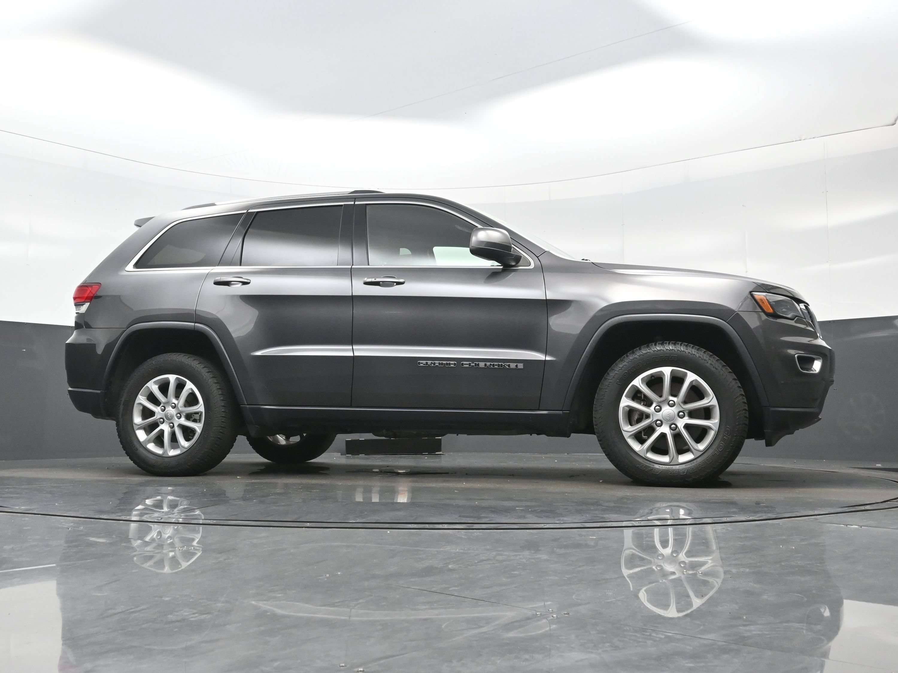 Used 2021 Jeep Grand Cherokee Laredo w/ Security & Convenience Group AWD/4WD image 30