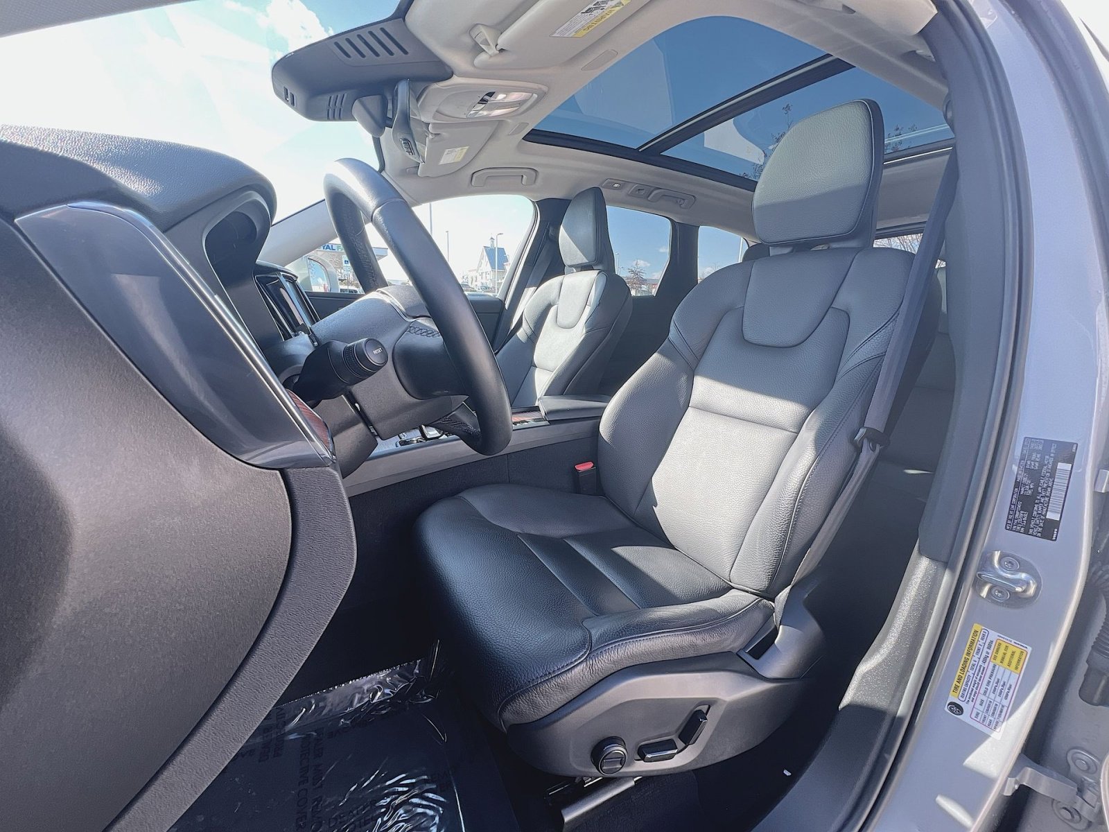 Certified 2023 Volvo XC60 B5 Plus w/ Climate Package image 13