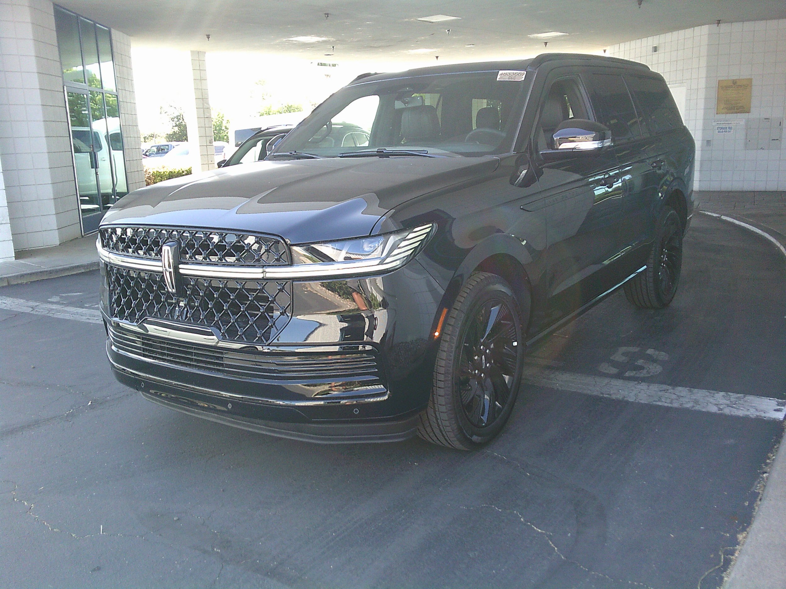 Used 2026 Lincoln Navigator Reserve w/ Jet Appearance Package AWD/4WD image 2