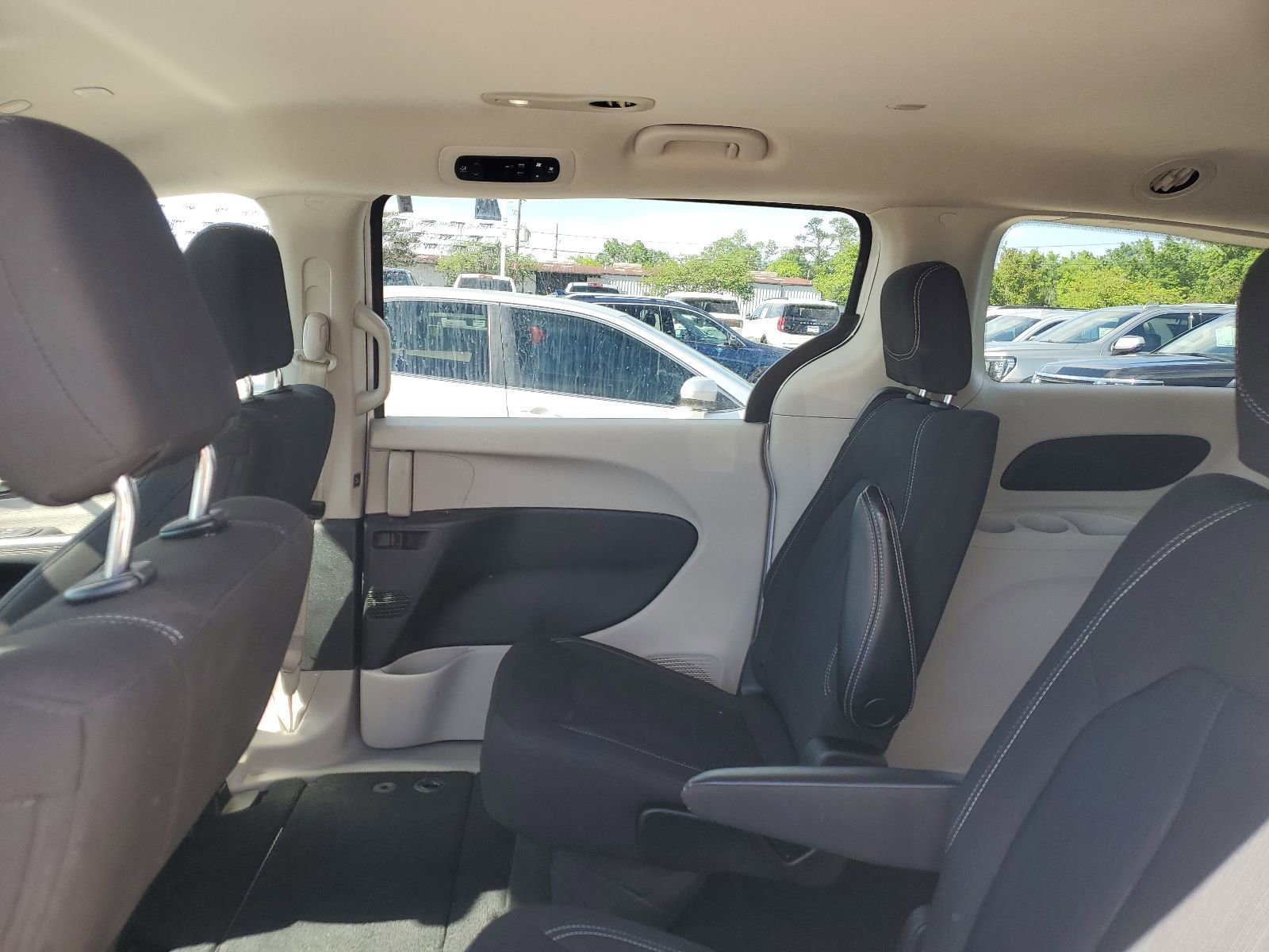 Used 2023 Chrysler Voyager LX image 16