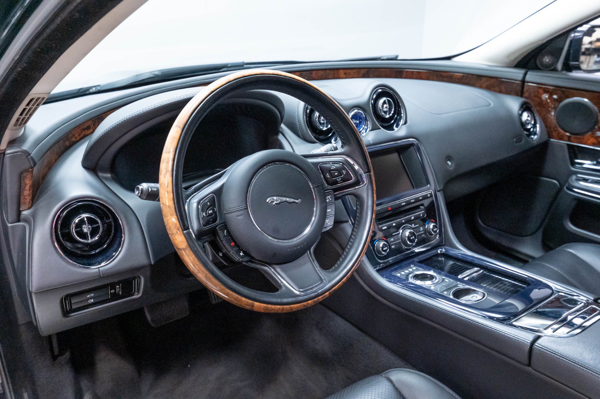 Used 2013 Jaguar XJ AWD image 10