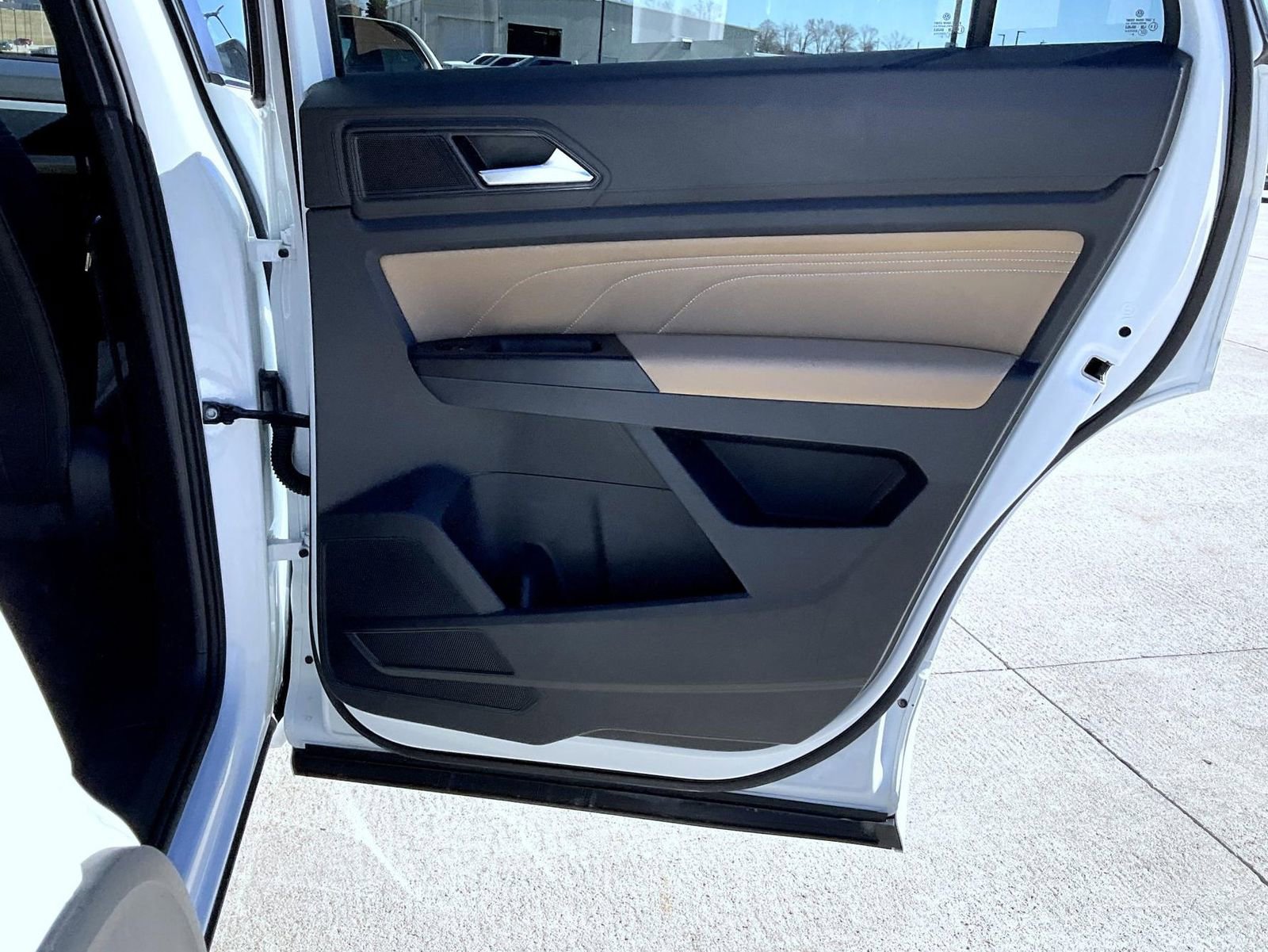 Used 2021 Volkswagen Atlas Cross Sport SE w/ Panoramic Sunroof Package image 19