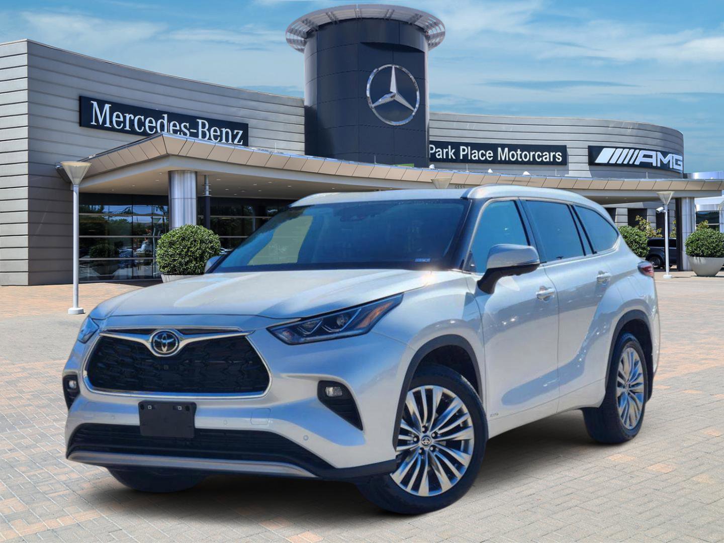 Used 2025 Toyota Highlander Platinum image 1