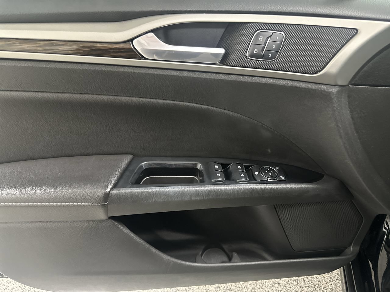 Used 2016 Ford Fusion SE w/ Equipment Group 202A FWD image 11