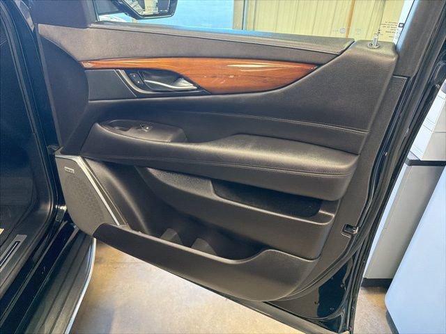 Used 2016 Cadillac Escalade ESV Luxury image 23