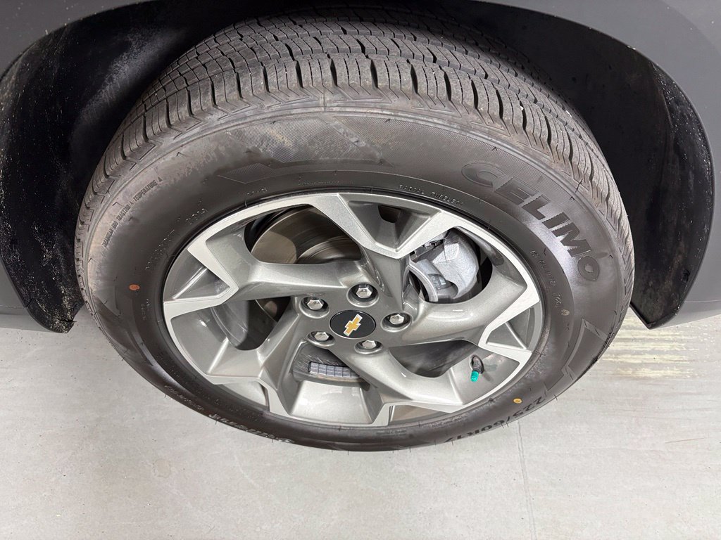 Used 2025 Chevrolet Trax LT FWD image 11