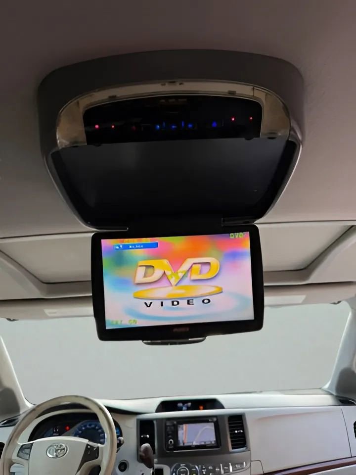 Used 2014 Toyota Sienna XLE image 33