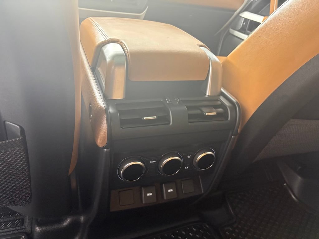 Used 2023 Land Rover Defender 130 SE AWD/4WD image 10