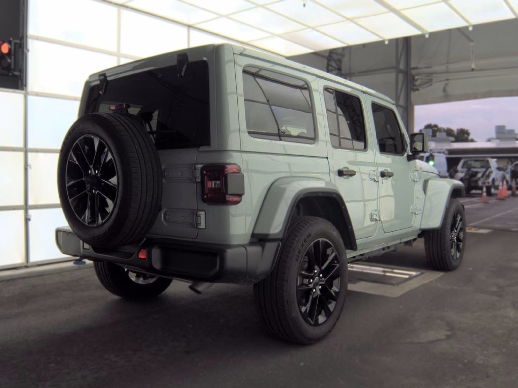 Used 2024 Jeep Wrangler Unlimited Sahara w/ Technology Group AWD/4WD image 2