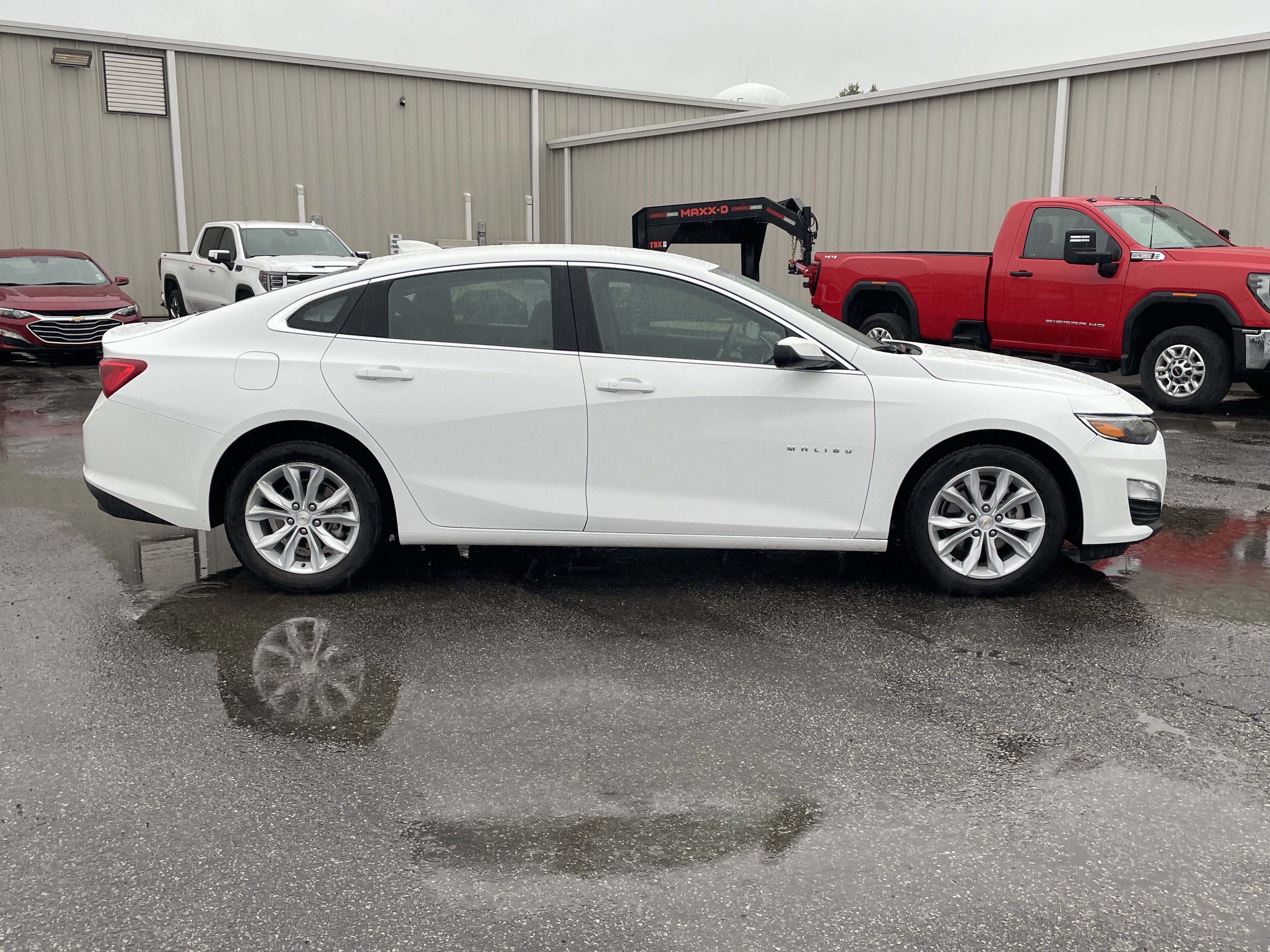 Used 2025 Chevrolet Malibu LT FWD image 2