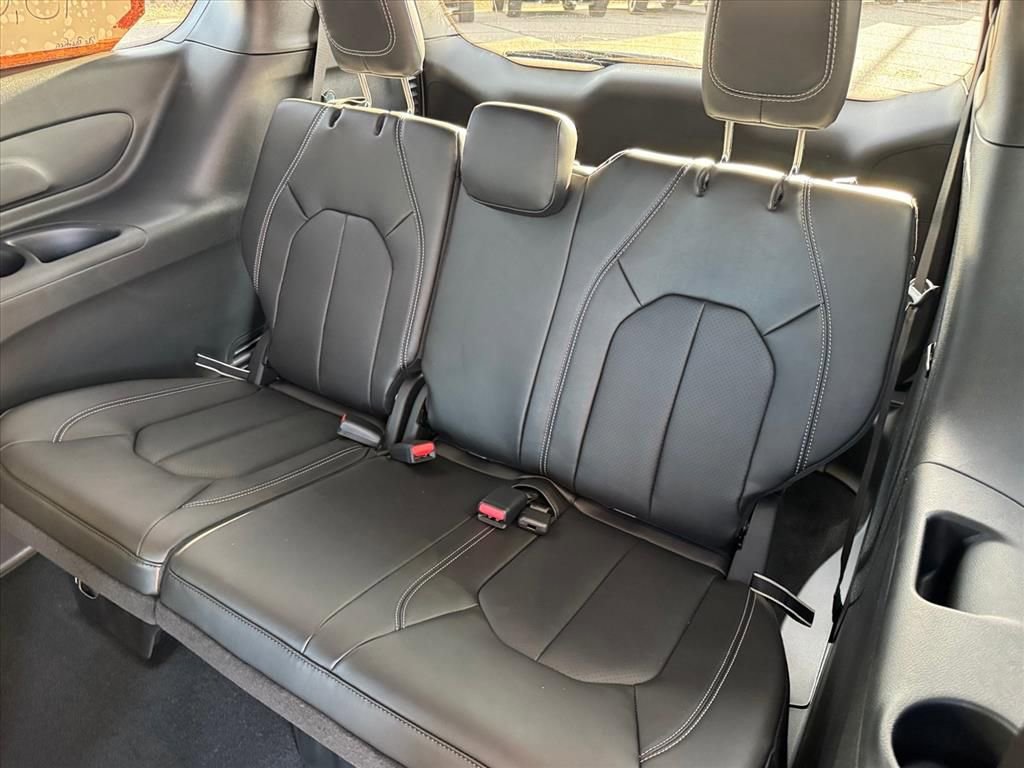 New 2026 Chrysler Pacifica Select AWD/4WD image 10
